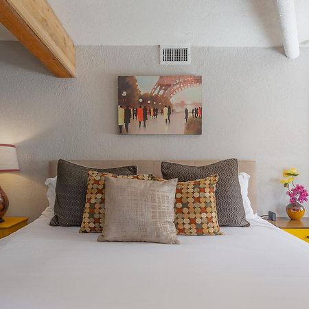 Hidden Couples Loft Retreat In Heights Foodie District タンパ エクステリア 写真