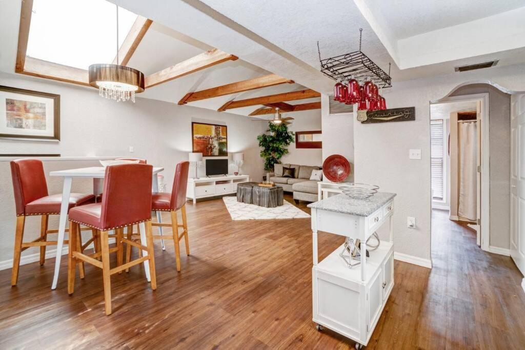 Hidden Couples Loft Retreat In Heights Foodie District タンパ エクステリア 写真