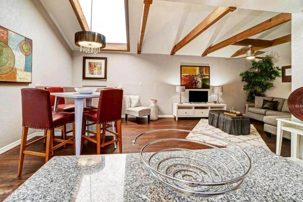 Hidden Couples Loft Retreat In Heights Foodie District タンパ エクステリア 写真