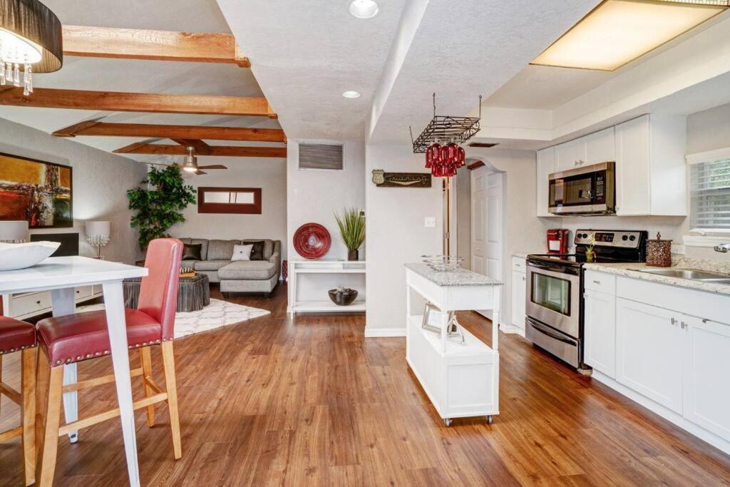 Hidden Couples Loft Retreat In Heights Foodie District タンパ エクステリア 写真