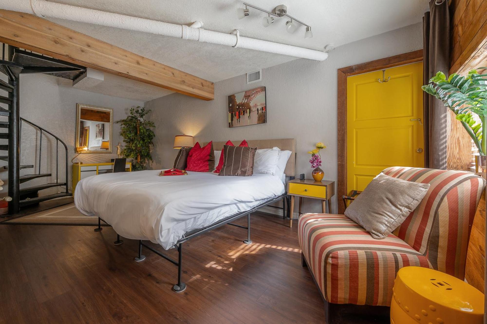 Hidden Couples Loft Retreat In Heights Foodie District タンパ エクステリア 写真