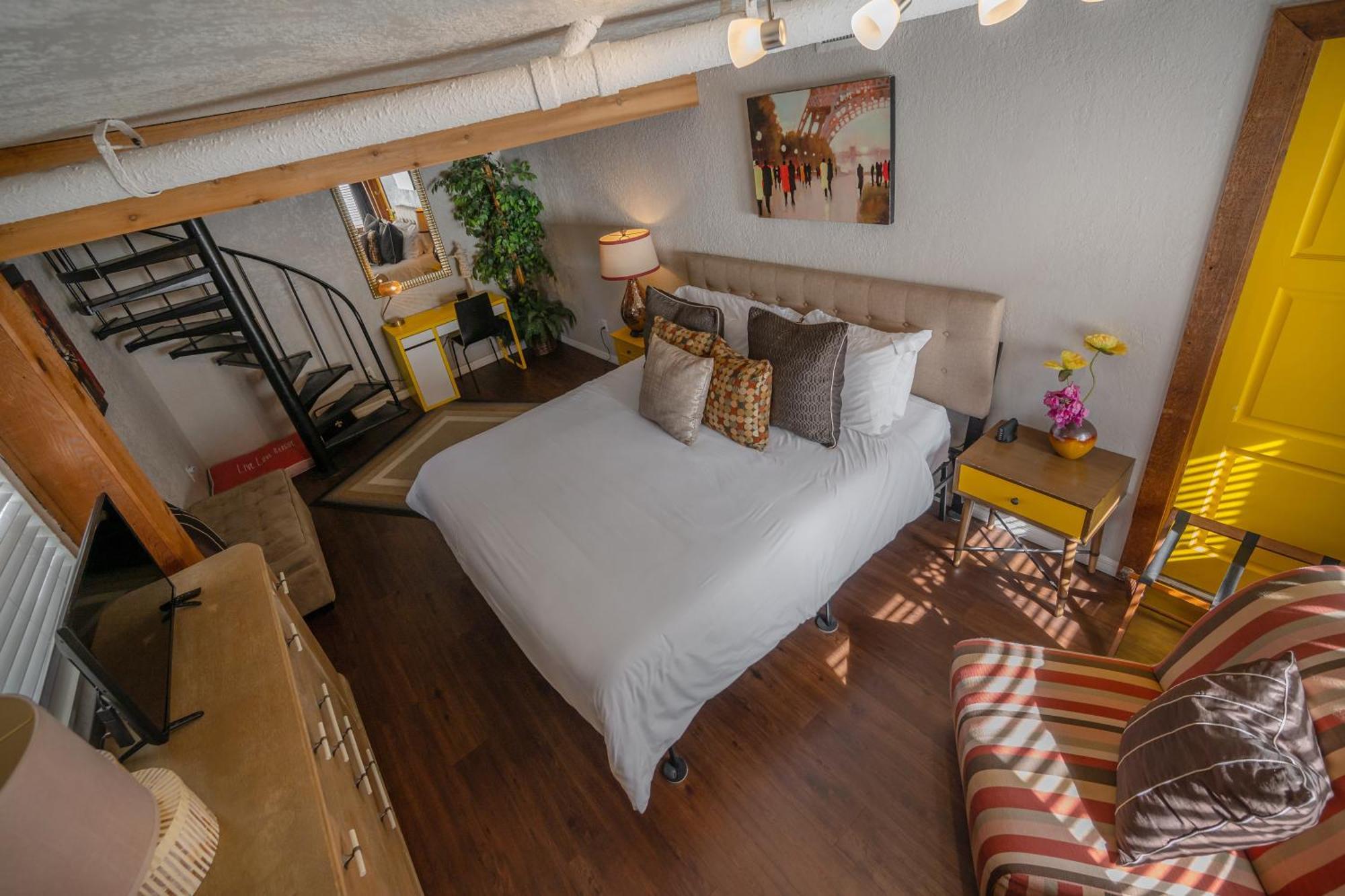 Hidden Couples Loft Retreat In Heights Foodie District タンパ エクステリア 写真